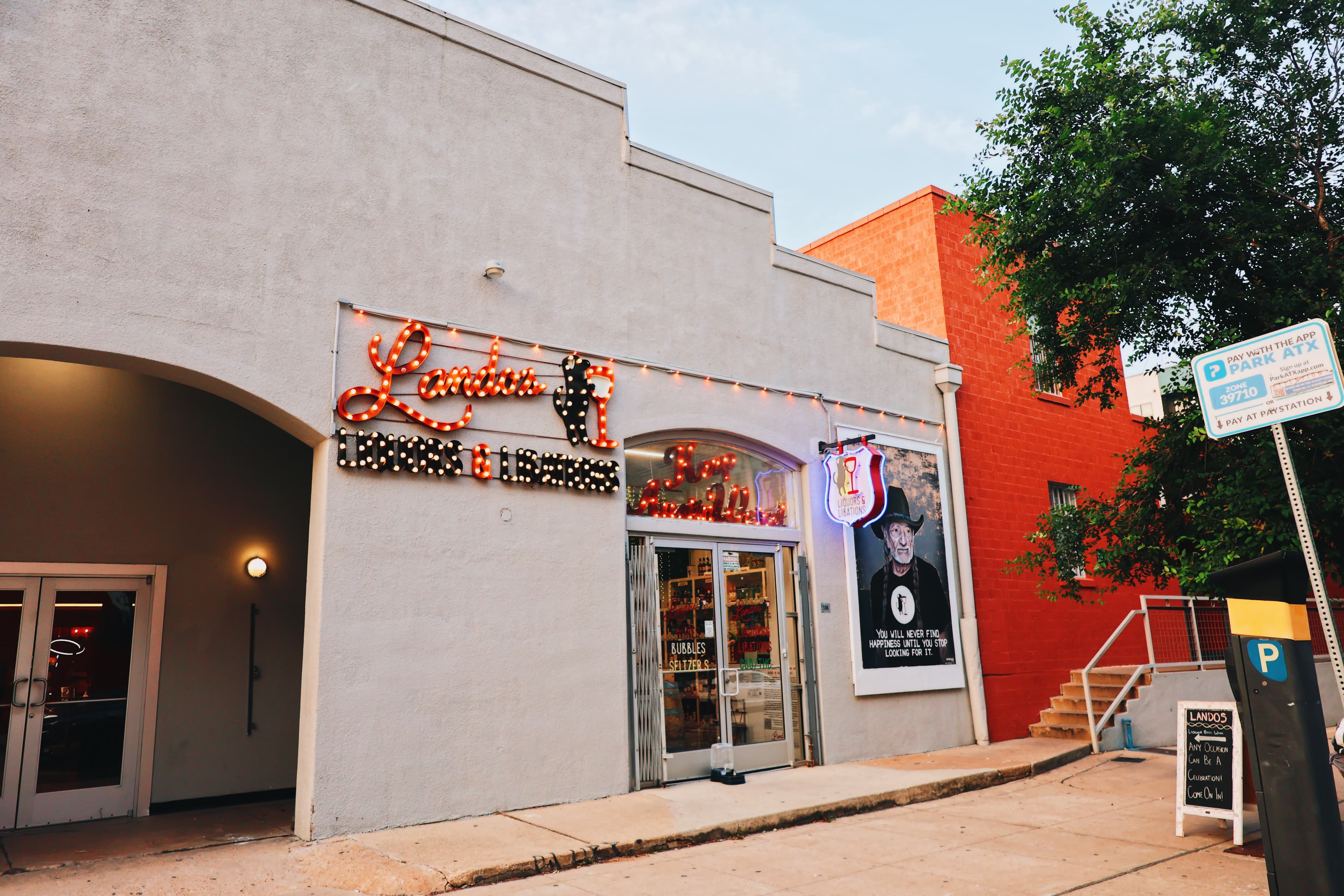 Lando's On East 5th
