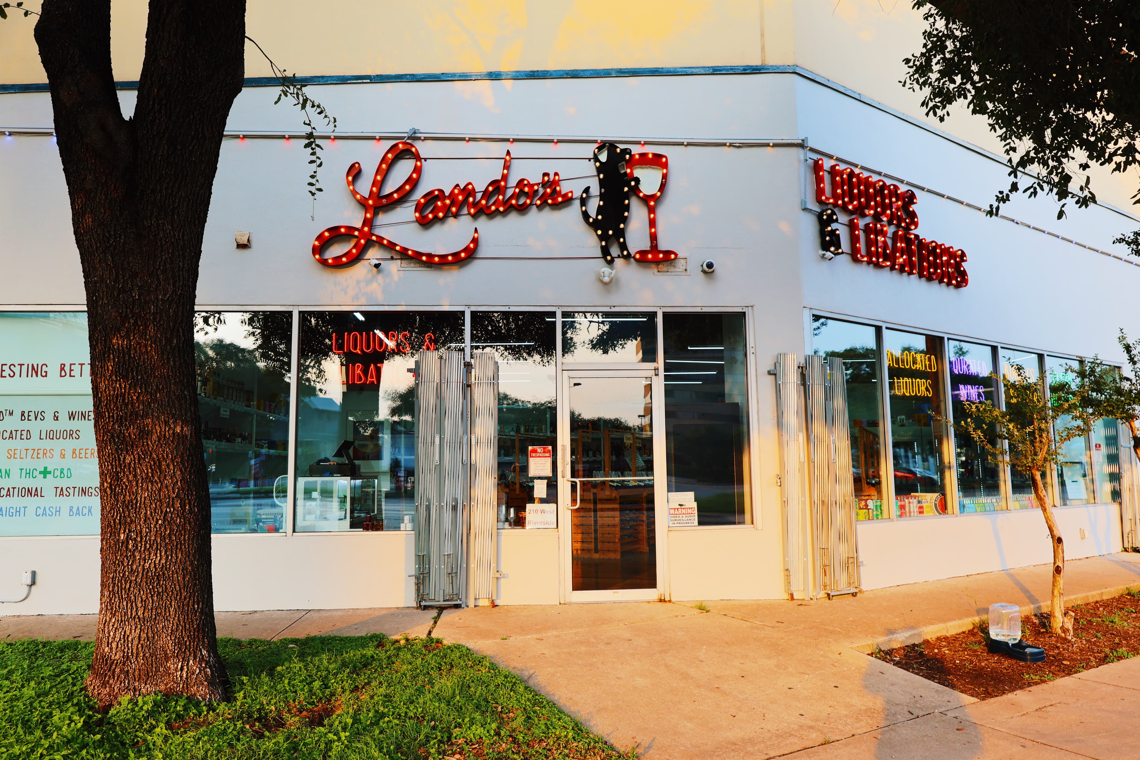 Lando's On Riverside